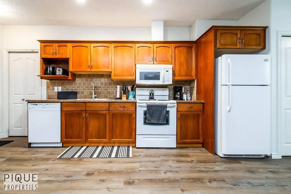 Chic Modern Vibes - King Bed - Fireplace - Sleeps 4 - Wifi Edmonton Apartman