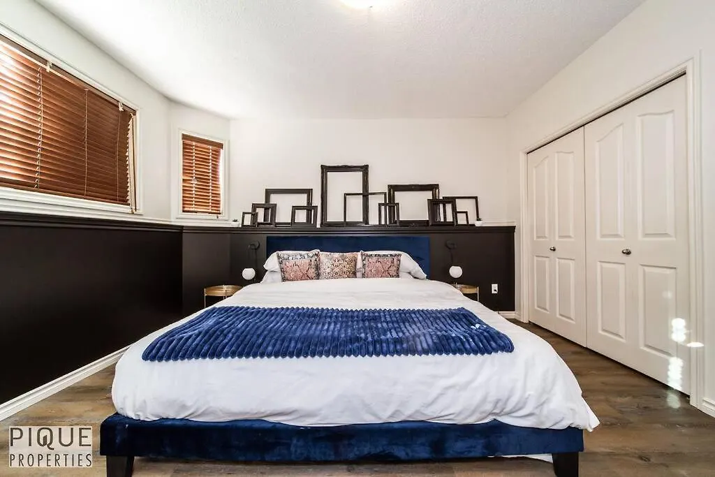 Chic Modern Vibes - King Bed - Fireplace - Sleeps 4 - Wifi Edmonton 0*,  Kanada