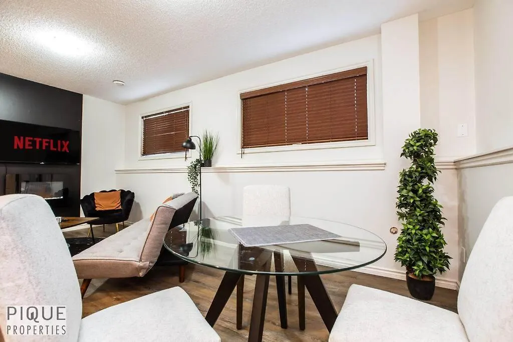 Chic Modern Vibes - King Bed - Fireplace - Sleeps 4 - Wifi Edmonton 0*,