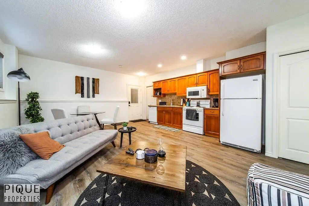 Chic Modern Vibes - King Bed - Fireplace - Sleeps 4 - Wifi Edmonton
