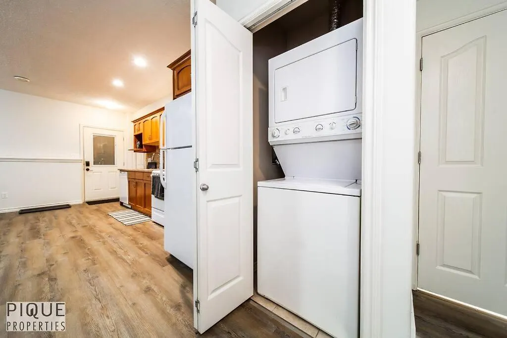 Apartman Chic Modern Vibes - King Bed - Fireplace - Sleeps 4 - Wifi Edmonton Kanada