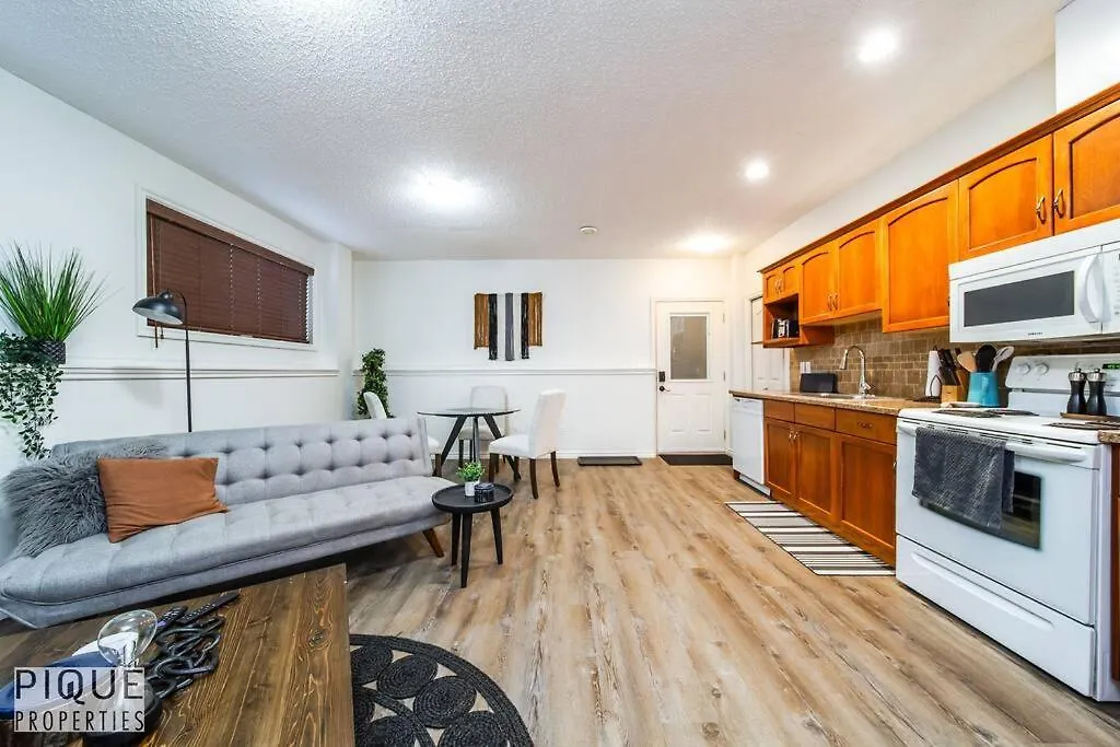 Chic Modern Vibes - King Bed - Fireplace - Sleeps 4 - Wifi Edmonton